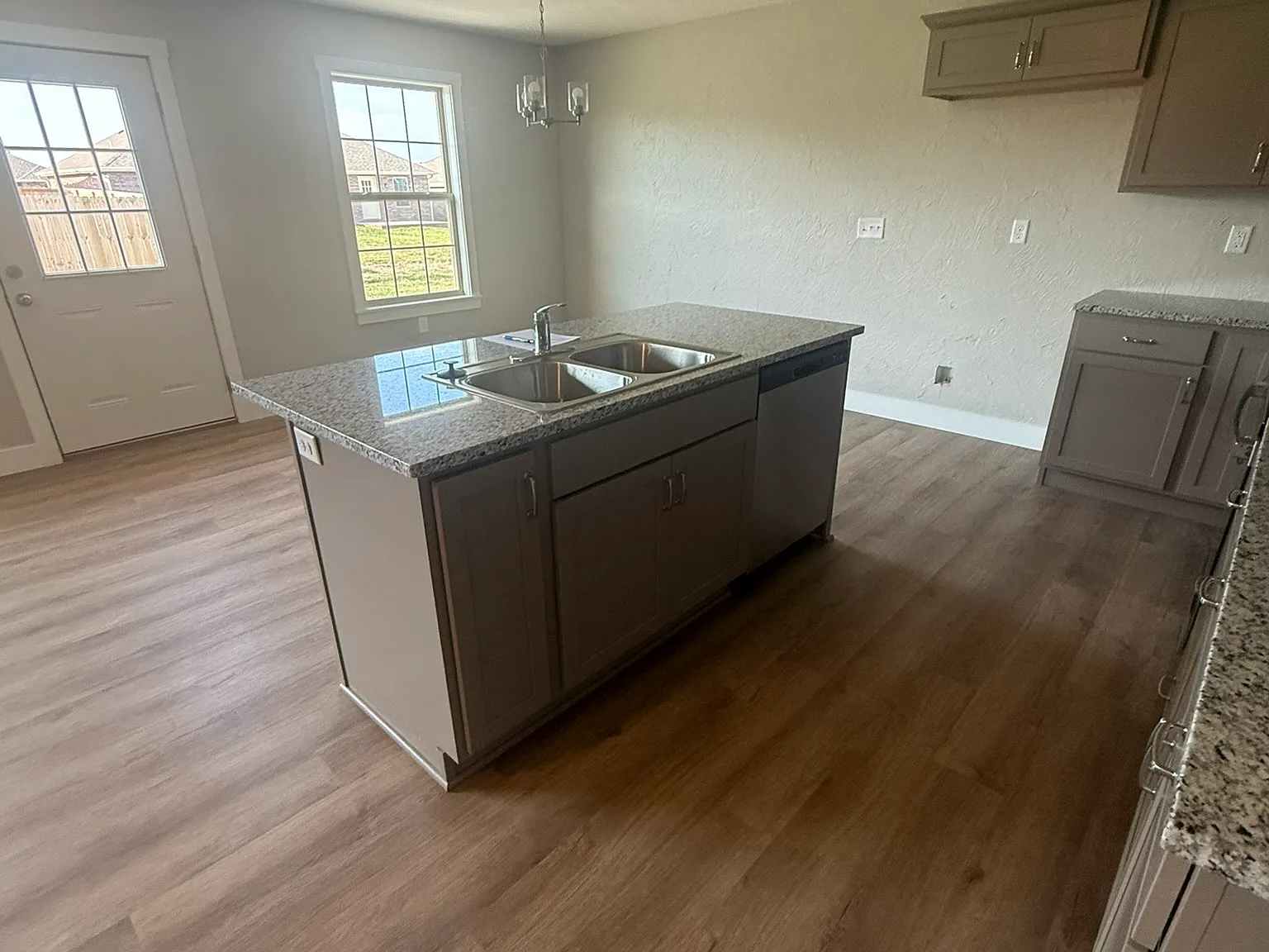 3 bed, 1307 sqft, $1,695 — Photo 2