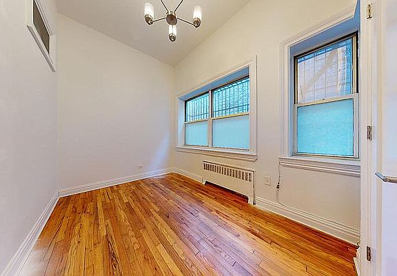 3rd image of 107 W 68th St #E