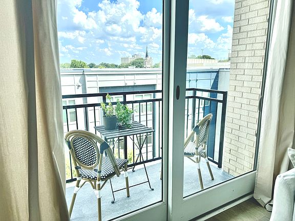 Balcony with room for plants / seating