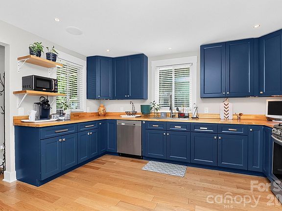 5th image of 1016 Dresden Dr W