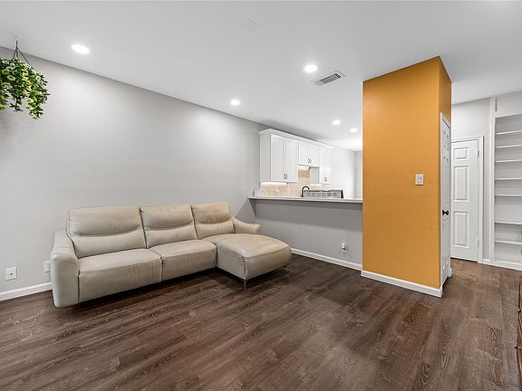 5th image of 2414 Longview St APT 202