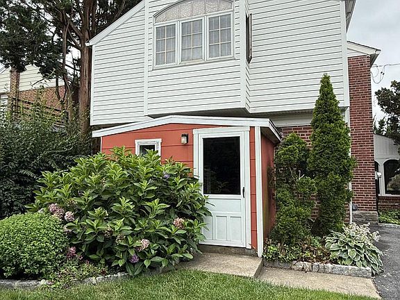 3rd image of 415 W Grays Ave