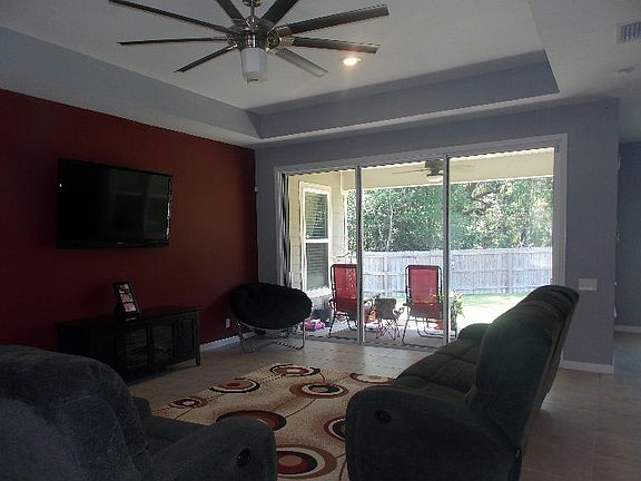 4th image of 417 SW Bellflower Dr