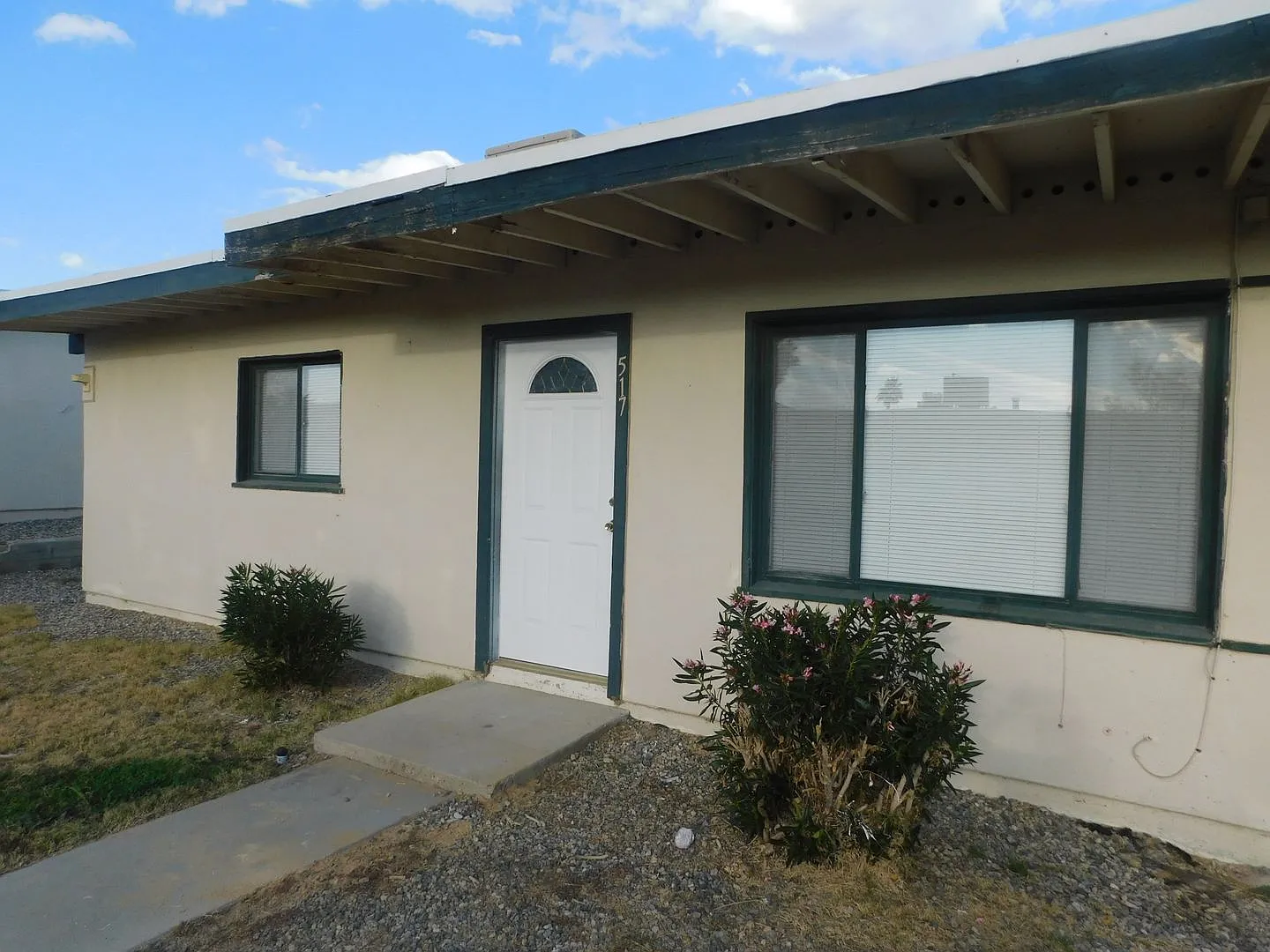 Cozy two bedroom, available for move in now! — Photo 1