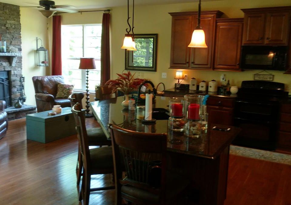 2nd image of 2042 Baythorne Rd