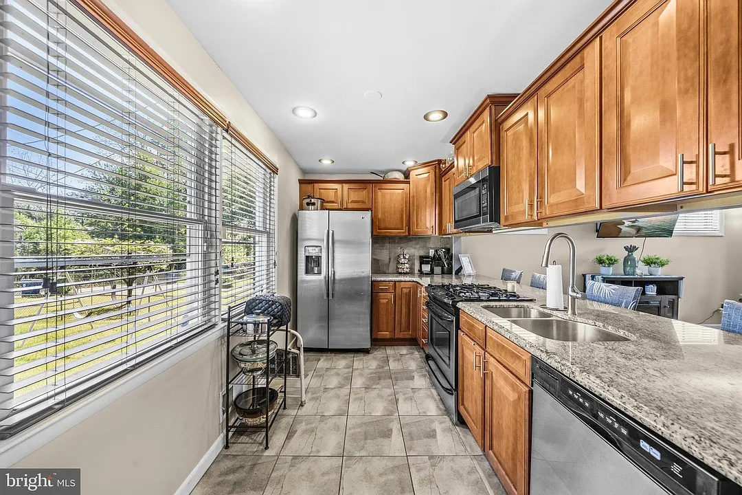 3 bed, 1.5 bath, 1120 sqft, $1,995 — Photo 2