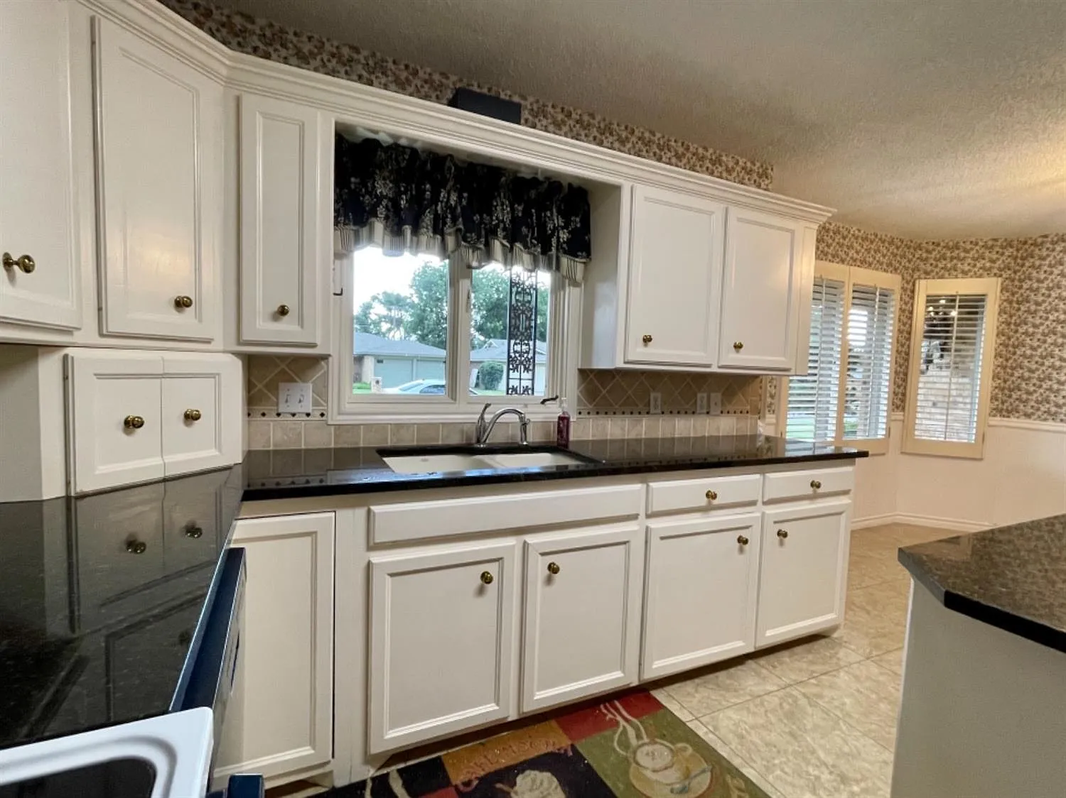 3 bed, 2474 sqft, $2,200 — Photo 4