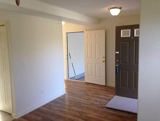 4th image of 211 Queensway Dr