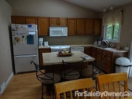 Kitchen
						:
						tons of natural light from sliding glass door, skylights and windows.