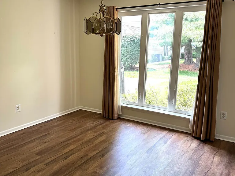 130 Westbury Ct — Photo 6