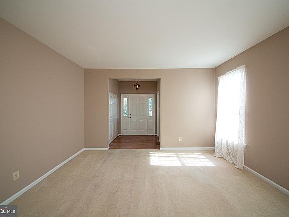 3rd image of 717 Queen Rd