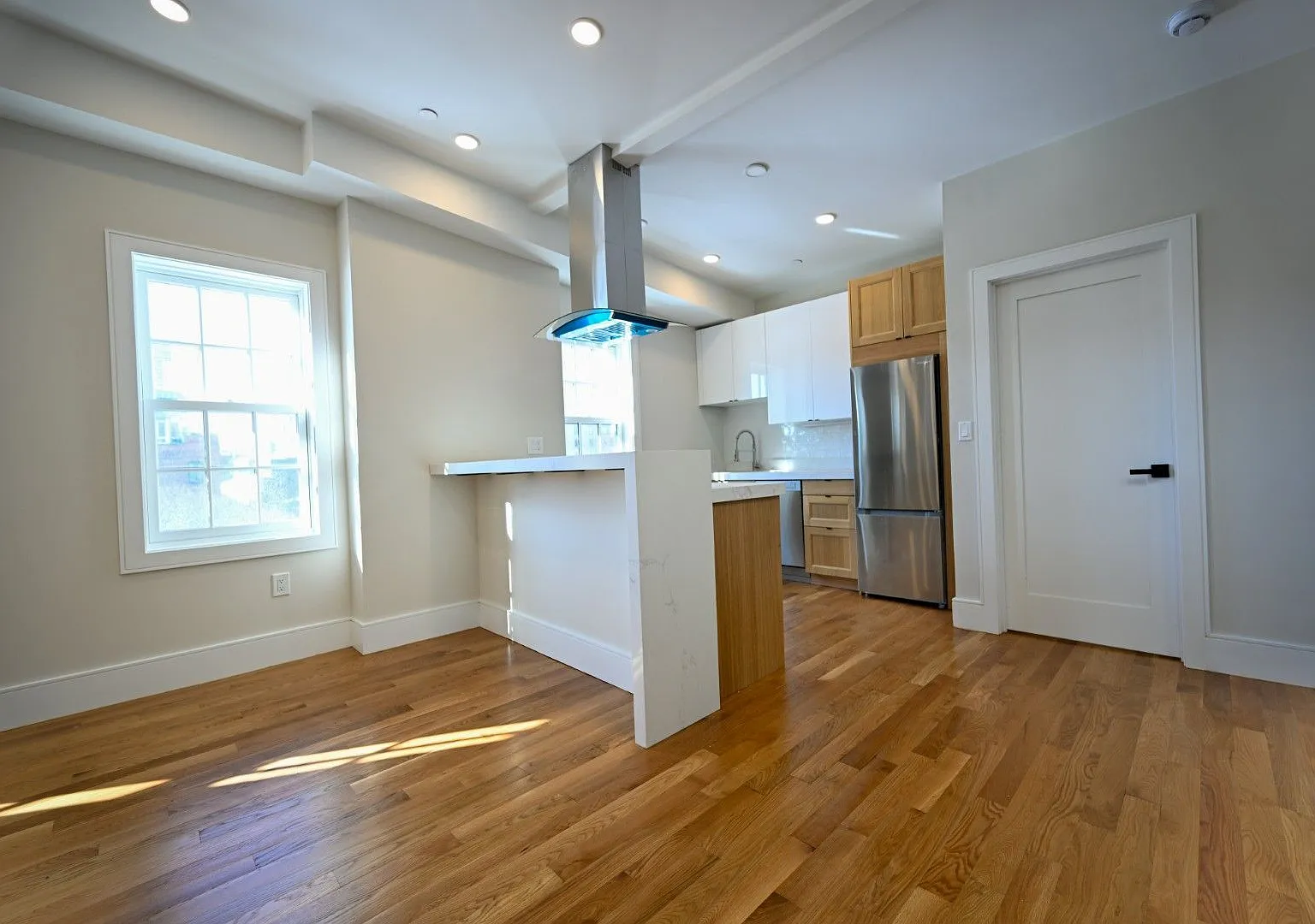 Brand New Penthouse in Bay Village, Central Heat/AC, In-Unit Washer and Dryer, Private Roof Deck — Photo 3