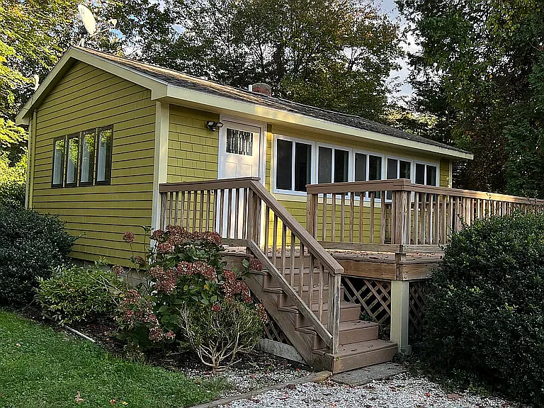 cozy 2 bed and 1 bath cottage in Bristol, RI — Photo 4