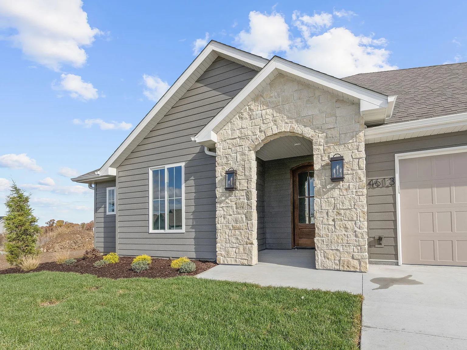 3 bed, 2.0 bath, 1659 sqft, $2,975 — Photo 2