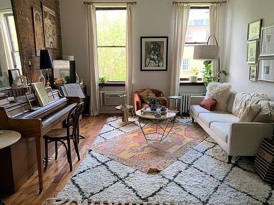 Rented by Joe Gotham LTD | media 11