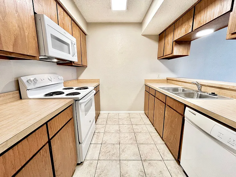 1247 Dallas Dr — Photo 5