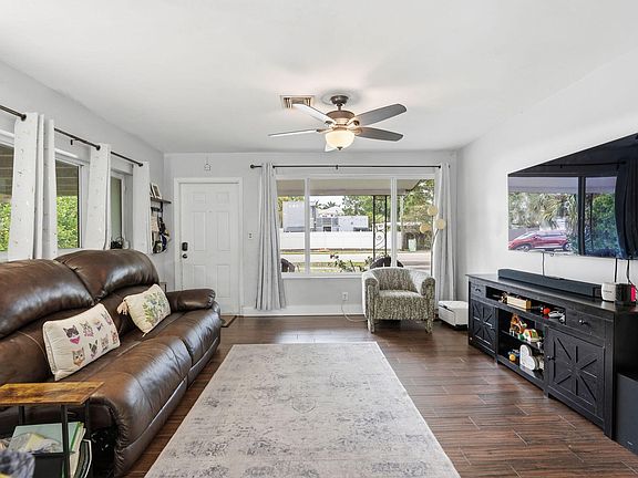 4th image of 2725 NE 6th Avenue