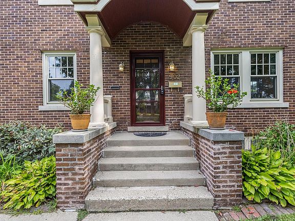 3rd image of 902 Clyman STREET