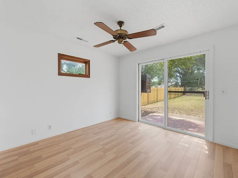 319 N Magnolia St — Photo 13