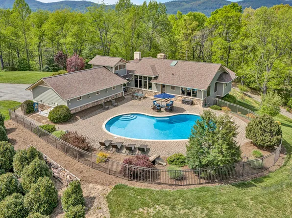 7077 Hollyberry Rd, Roanoke, VA 24018