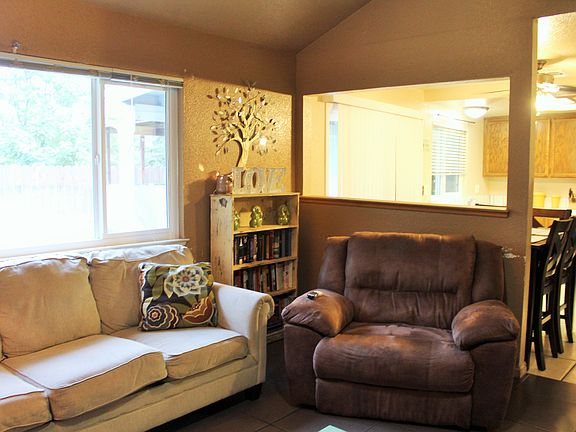 4th image of 924 Deer Park Dr