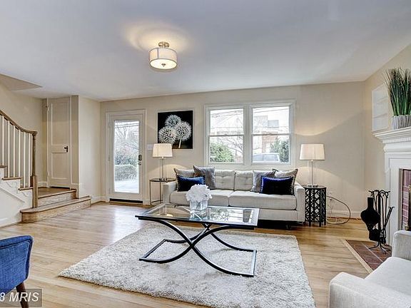 Living Room (1 of 3)