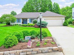 7085 Hunters Ridge Ln, Olmsted Township, OH 44138