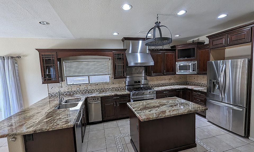 1st image of 1070 W Longhorn Dr