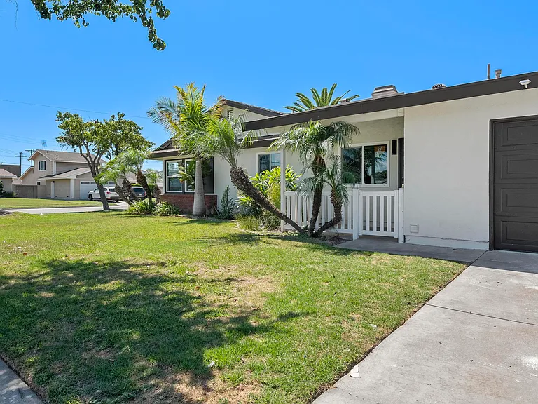 9433 Geranium Cir — Photo 13