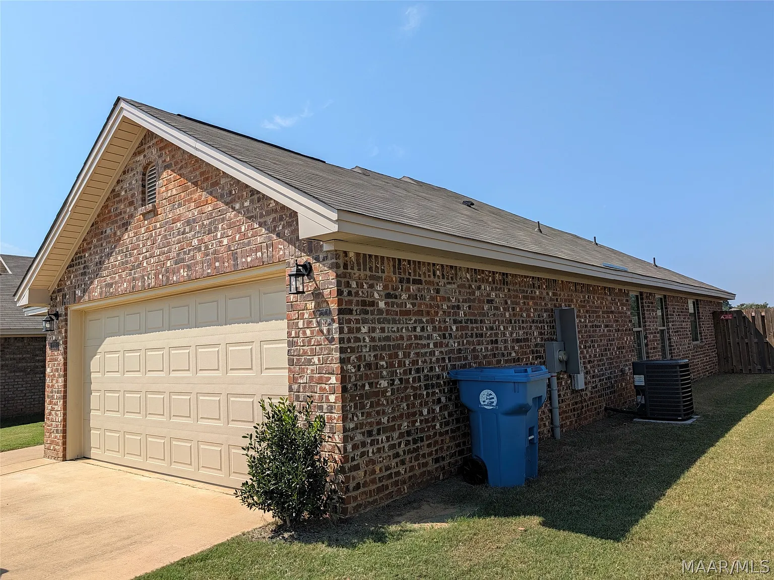 3 bed, 2.0 bath, 1402 sqft, $2,000 — Photo 3