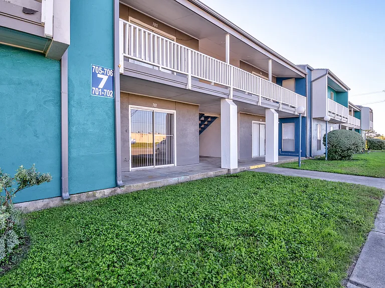 Bay Bluff Apartments — Photo 20