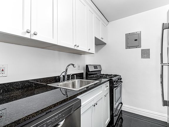 4th image of 330 W 45th St APT 6