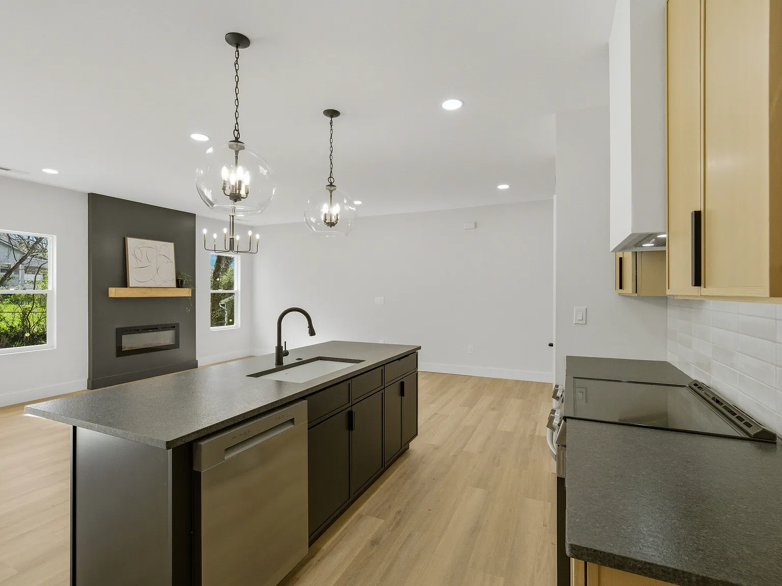 3 bed, 2.5 bath, 1600 sqft, $2,449 — Photo 2