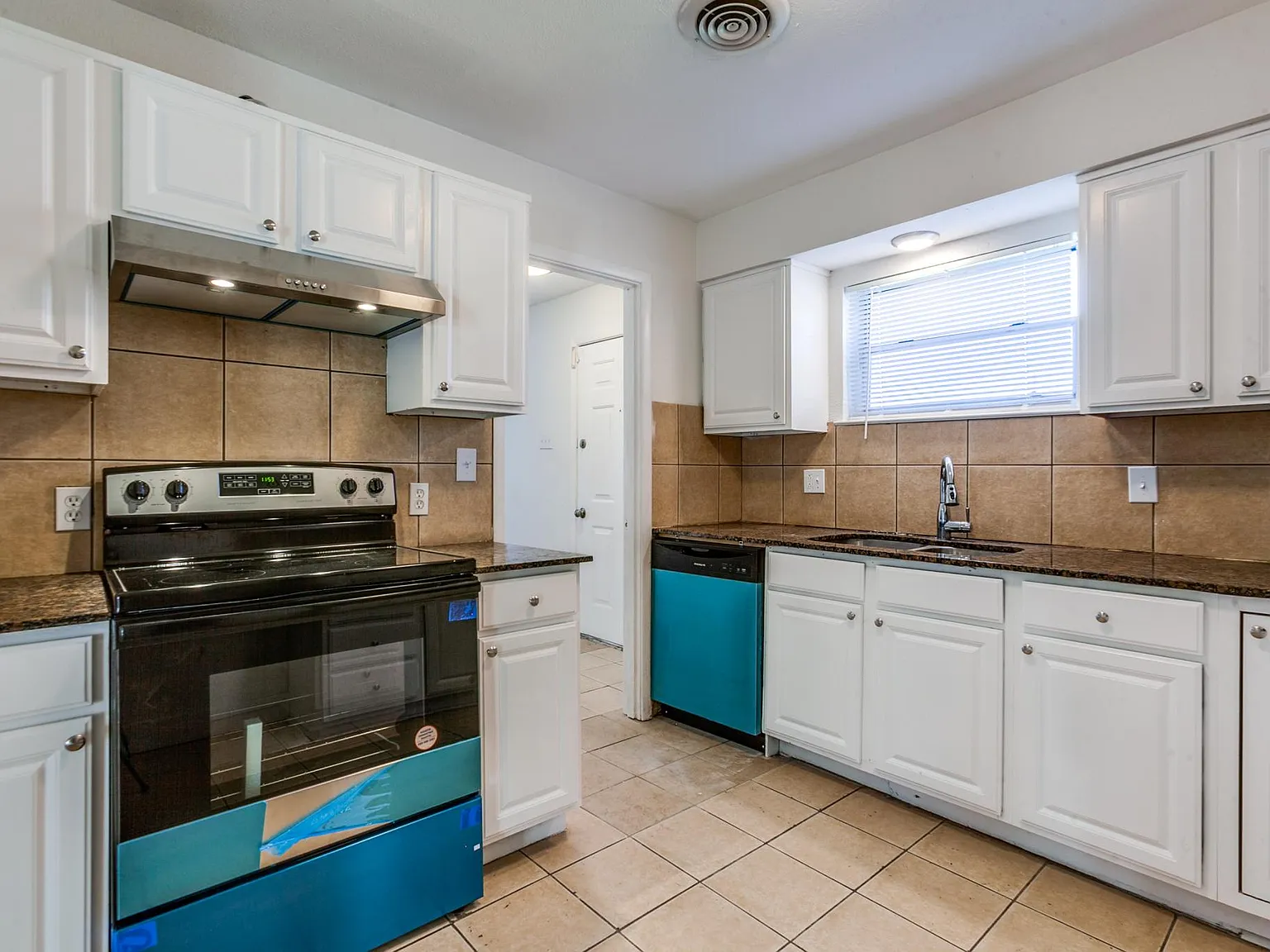 4 bed, 1884 sqft, $2,598 — Photo 3