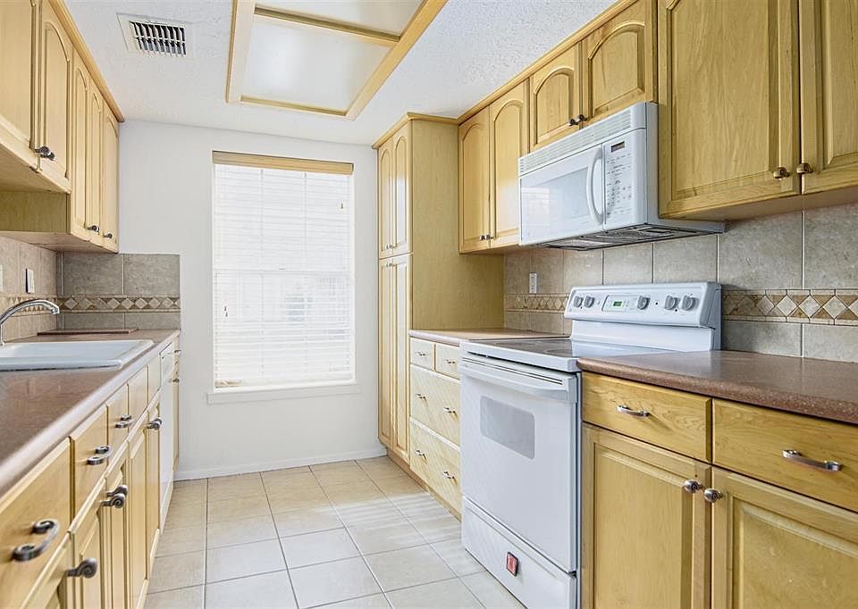 1st image of 13031 Clarewood Dr