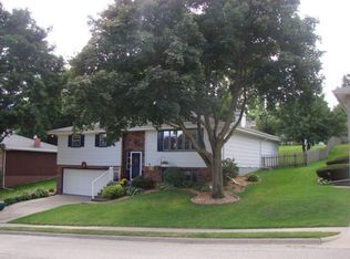 2790 Balboa Dr, Dubuque, IA 52001