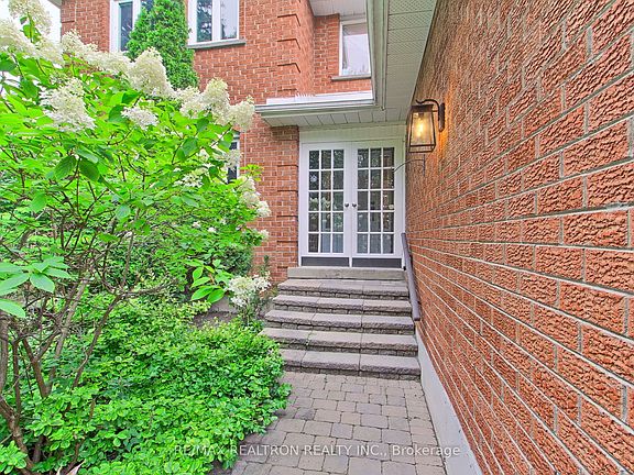 4th image of 19 Crystal Dr N