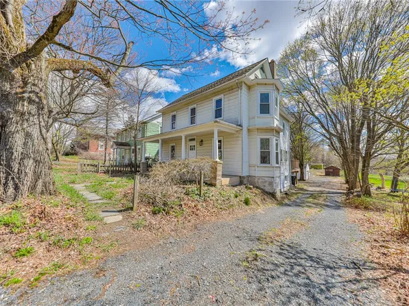 589 S Delaware Dr, Mount Bethel, PA 18343