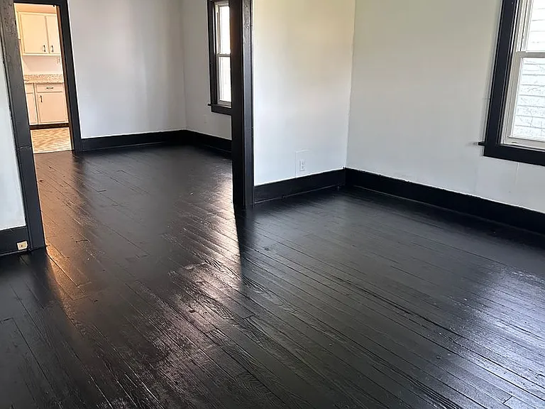 1413 Wellesley Ave — Photo 4