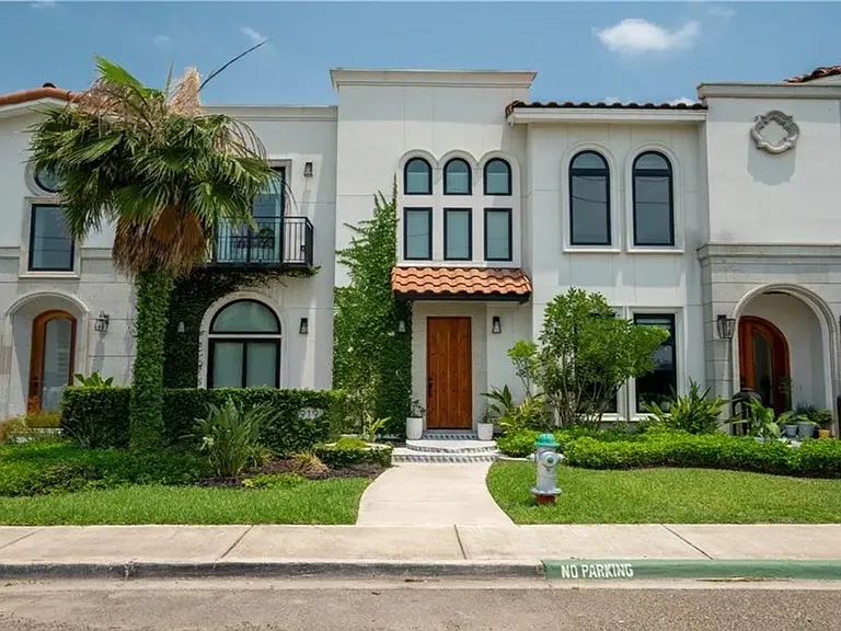 919 Lucia Dr — Photo 2