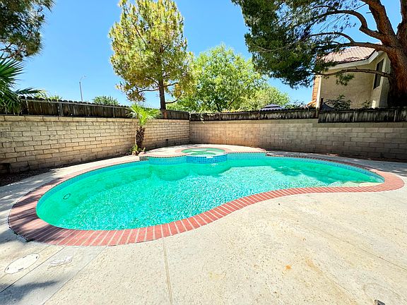 3rd image of 1716 Mesa Dr