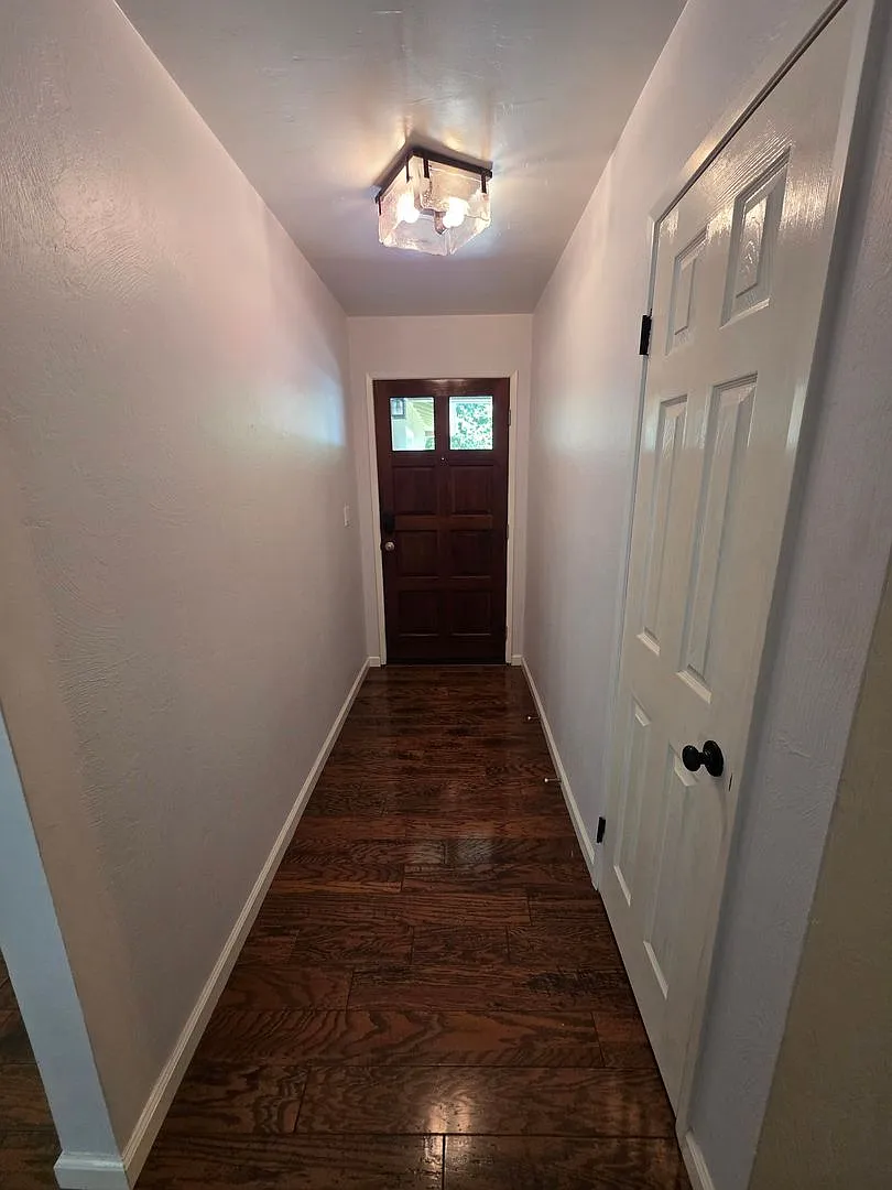 3 Bedroom 2 Bathroom Centrally Located Near Shopping and Restaurants! — Photo 4