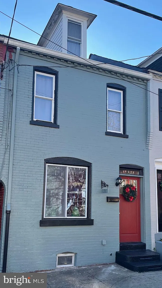 636 1st St photo 1