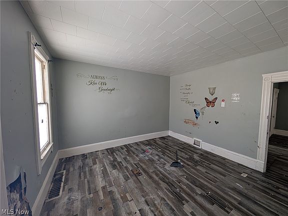 5th image of 7516 Cornelia Ave