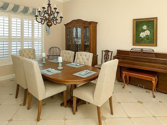 3rd image of 2833 Falcon Rdg