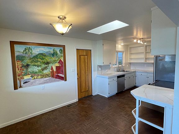 5th image of 1081 Eastman Ln #1
