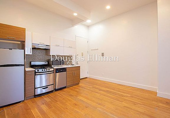 3rd image of 257 Jefferson St #2F