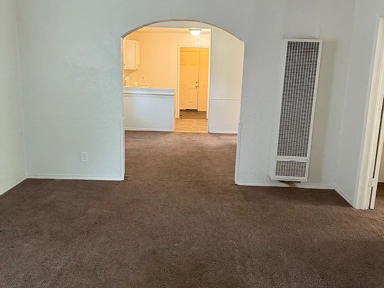 323 SE 18th St — Photo 2