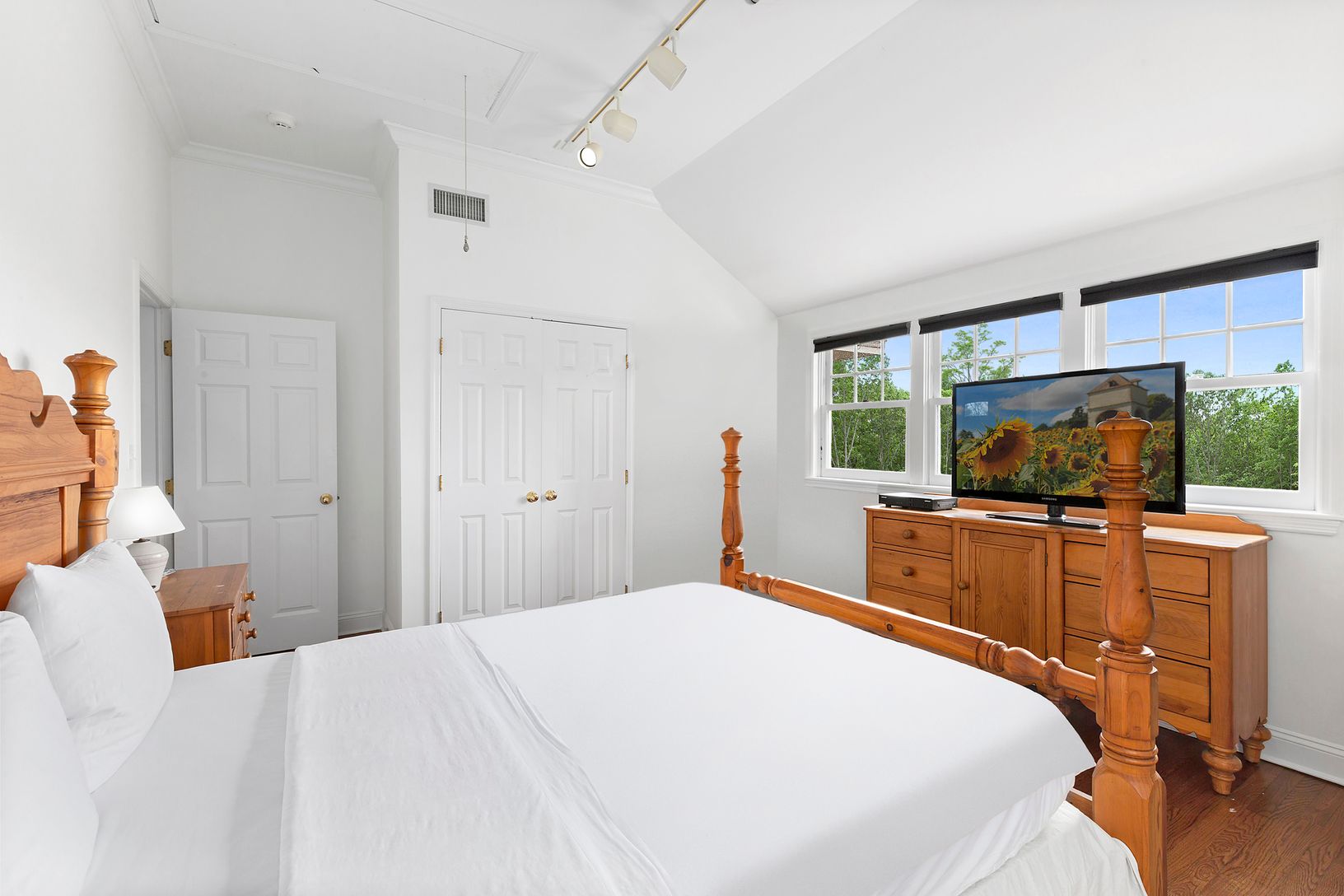  Bedroom with Balcony and Farm Views