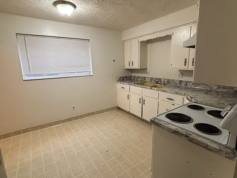 615 Hansen Ave — Photo 2